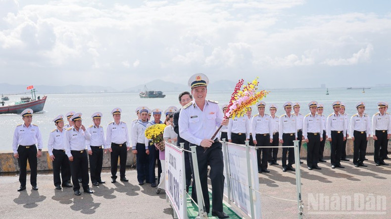 La visita demuestra la atención que el Partido, el Estado, el Ejército y las autoridades locales prestan a los militares y a los habitantes de las islas, y fomenta la responsabilidad de toda la sociedad en la protección y salvaguarda de la sagrada soberanía marítima e insular de la Patria.