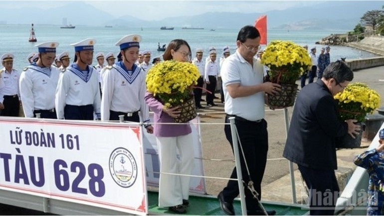 La delegación también entrega a los soldados y a la población de las zonas administrativas especiales de Con Co y Ly Son bienes de primera necesidad y artículos de uso cotidiano donados por localidades, organismos y empresas, por un valor total superior a los 20 mil dólares.