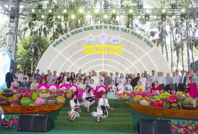Ciudad Ho Chi Minh fomenta lazos amistosos con amigos internacionales a través de la cultura y las artes (Foto: VNA) Ciudad Ho Chi Minh fomenta lazos amistosos con amigos internacionales a través de la cultura y las artes (Foto: VNA)