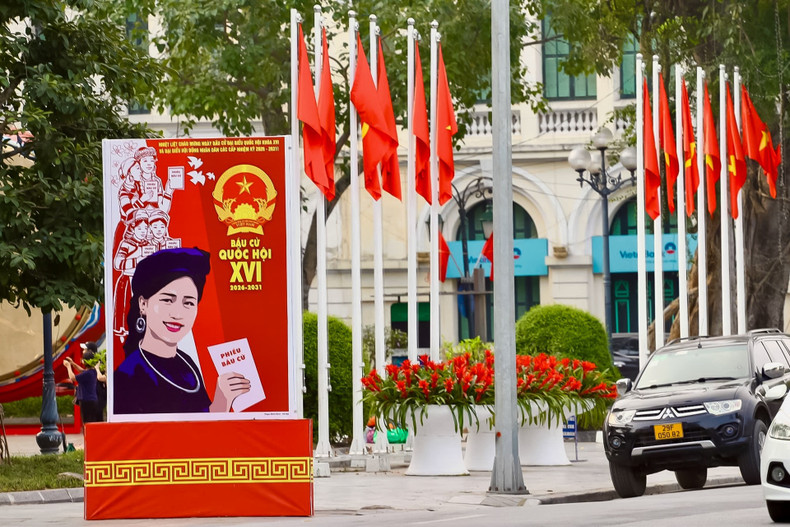 En muchas calles del centro se han instalado cientos de grandes pancartas con consignas. El color rojo, que predomina en ellas, junto con los mensajes que invitan a los votantes a ejercer su derecho democrático, destaca sobre el paisaje urbano moderno y crea un fuerte impacto visual.