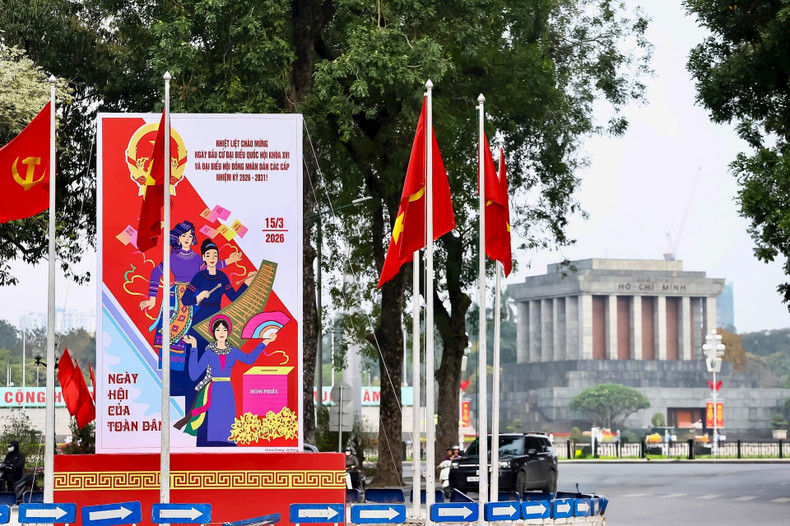 En la intersección de Dien Bien Phu-Ton That Dam-Pagoda de Pilar Único-Chu Van An, cerca del Mausoleo del Presidente Ho Chi Minh, se han instalado grandes paneles que atraen la atención de capitalinos y turistas.