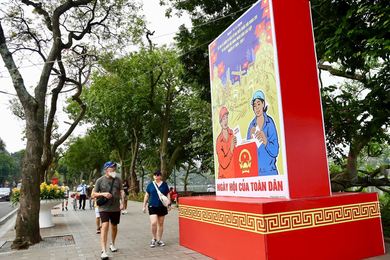 En la zona alrededor del lago Hoan Kiem se han emplazado paneles publicitarios de múltiples caras, cuidadosamente diseñados con colores y composiciones armoniosos.