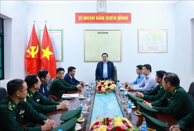 El primer ministro trabaja con oficiales y soldados del puesto de guardia fronterizo de Yen Khuong. (Fuente: VNA)