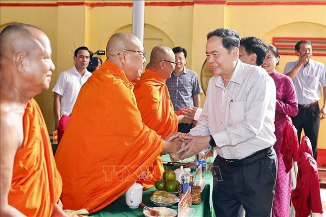 El presidente de la Asamblea Nacional, Tran Thanh Man, con delegados. (Foto: VNA)