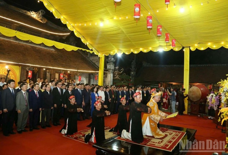 Antes de la inauguración, se lleva a cabo una ceremonia ritual en el Templo del Rey, dentro del conjunto monumental nacional especial.