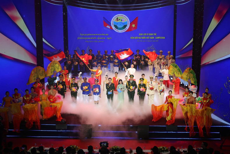 La canción “Frontera de amistad” pone fin al programa de intercambio.