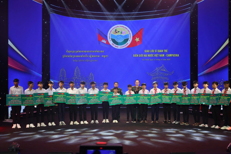 Los estudiantes en situación desfavorable reciben las becas.