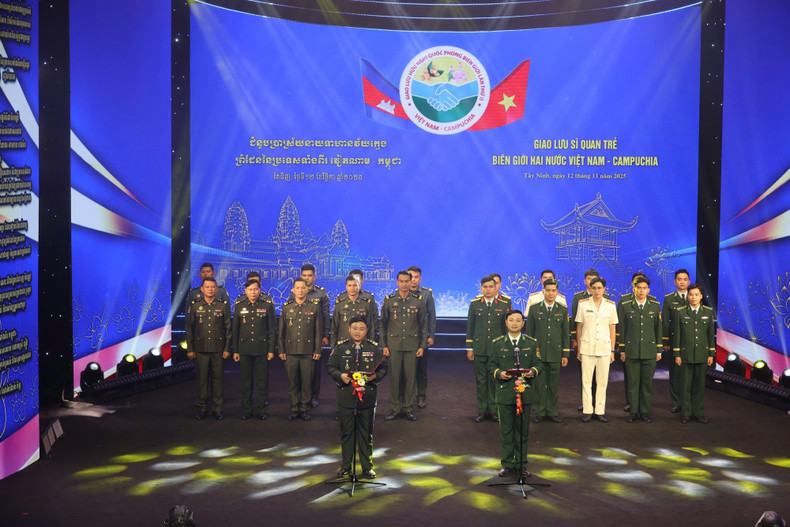 Oficiales jóvenes de Vietnam y Camboya leen una carta en la que expresan su compromiso de construir y proteger una frontera de paz, amistad y desarrollo.