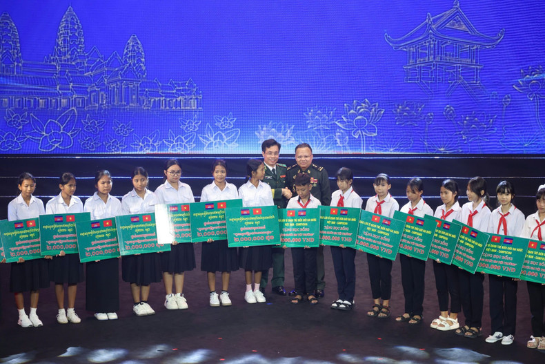 En el segundo Encuentro de Amistad de Defensa Fronteriza Vietnam-Camboya, el Ministerio de Defensa de Vietnam otorga becas a 60 estudiantes de ambos países en situación desfavorables.