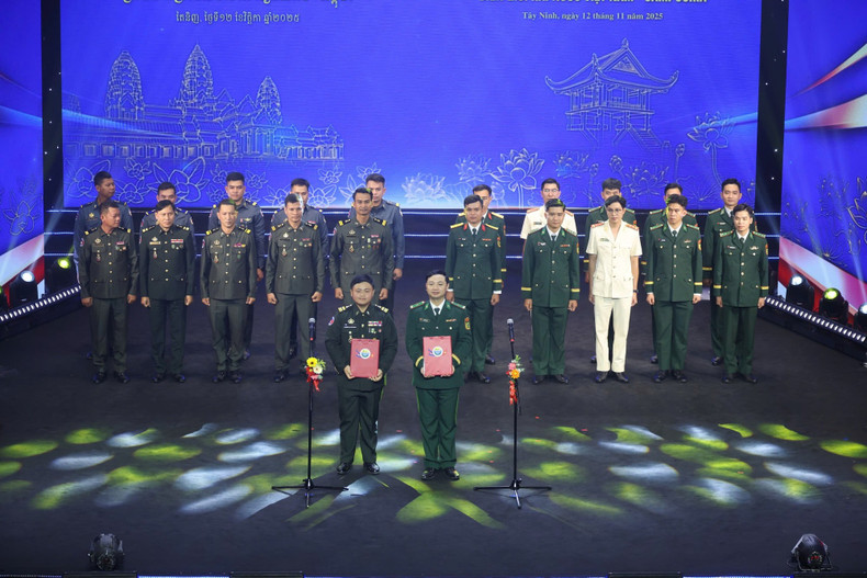 Representantes de los oficiales jóvenes de ambos países.