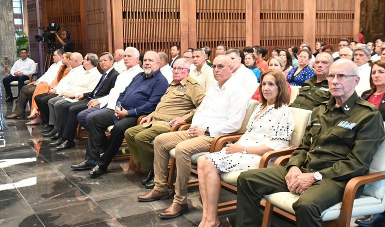Asistentes a la ceremonia. Asistentes a la ceremonia.