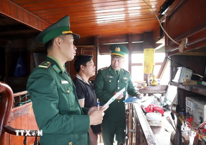 Las autoridades inspeccionan el sistema de monitoreo de un barco pesquero (Foto: VNA) Las autoridades inspeccionan el sistema de monitoreo de un barco pesquero (Foto: VNA)