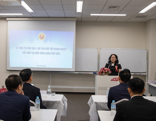 La presidenta de la VJBA, Tong Thi Kim Giao, habla en el evento. (Foto: VNA) La presidenta de la VJBA, Tong Thi Kim Giao, habla en el evento. (Foto: VNA)