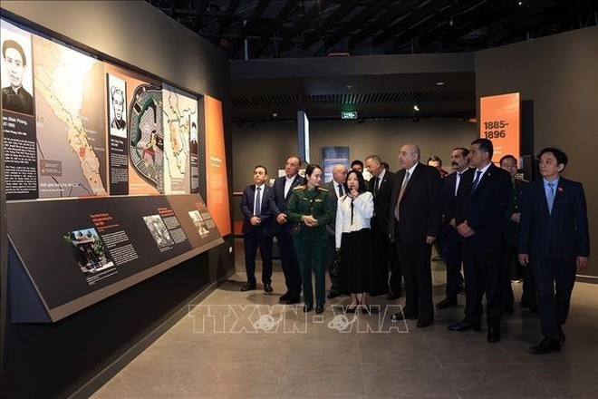 El presidente de la Cámara de Representantes de Jordania, Mazen Turki El Qadi, y delegados en el Museo de Historia Militar de Vietnam. (Fuente: VNA)