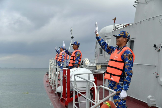 Oficiales y soldados de la Región Naval 2 se despidieron del buque HMNZS Aotearoa tras finalizar el entrenamiento. (Foto: VNA) Oficiales y soldados de la Región Naval 2 se despidieron del buque HMNZS Aotearoa tras finalizar el entrenamiento. (Foto: VNA)