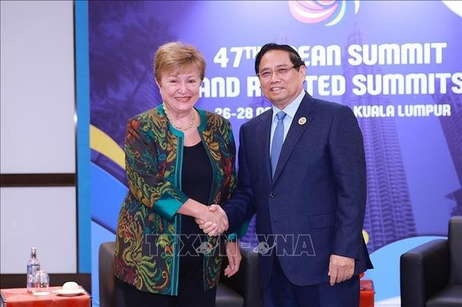 El primer ministro de Vietnam, Pham Minh Chinh, saluda a la directora gerente del FEM, Kristalina Georgieva (Foto: VNA) El primer ministro de Vietnam, Pham Minh Chinh, saluda a la directora gerente del FEM, Kristalina Georgieva (Foto: VNA)