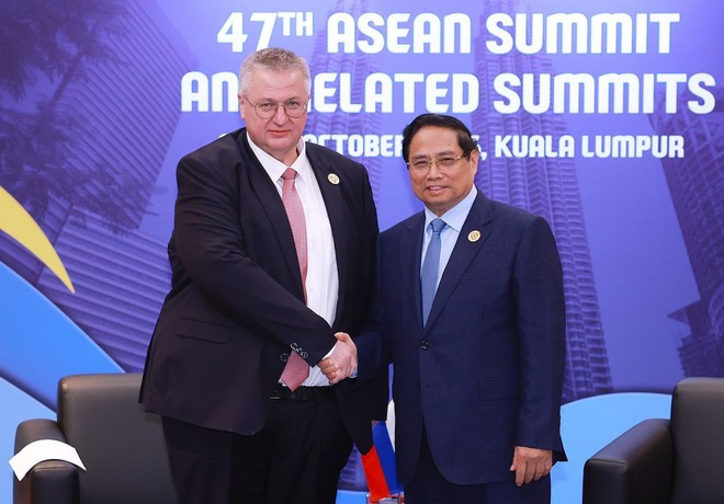 El primer ministro vietnamita, Pham Minh Chinh, y el viceprimer ministro ruso, Alexey Overchuk (Fuente: VNA) El primer ministro vietnamita, Pham Minh Chinh, y el viceprimer ministro ruso, Alexey Overchuk (Fuente: VNA)
