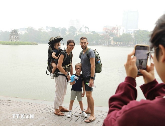 Turistas extranjeros en el lago Hoan Kiem, Hanói (Foto: VNA) Turistas extranjeros en el lago Hoan Kiem, Hanói (Foto: VNA)