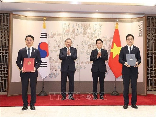 El secretario general To Lam y el presidente Lee Jae Myung, presencian la ceremonia de firma del Memorando de Entendimiento en ciencia (Fuente: VNA) El secretario general To Lam y el presidente Lee Jae Myung, presencian la ceremonia de firma del Memorando de Entendimiento en ciencia (Fuente: VNA)