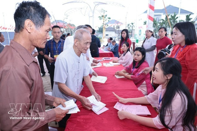 Votantes emiten sus votos. (Foto: VNA)