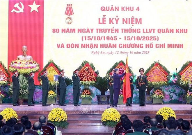 El secretario general del Partido Comunista de Vietnam, To Lam, impone la Orden Ho Chi Minh en la bandera tradicional de la Zona Militar 4. (Foto: VNA) El secretario general del Partido Comunista de Vietnam, To Lam, impone la Orden Ho Chi Minh en la bandera tradicional de la Zona Militar 4. (Foto: VNA)