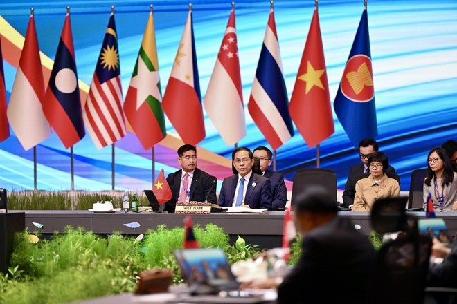 El viceprimer ministro y ministro de Relaciones Exteriores, Bui Thanh Son, encabezó una delegación de Vietnam en la Reunión Ministerial Asean-Reino Unido celebrada el 11 de julio en Malasia. (Foto: VNA) El viceprimer ministro y ministro de Relaciones Exteriores, Bui Thanh Son, encabezó una delegación de Vietnam en la Reunión Ministerial Asean-Reino Unido celebrada el 11 de julio en Malasia. (Foto: VNA)