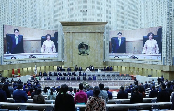 El presidente de Vietnam, Luong Cuong, y la titular de la Asamblea Nacional de Angola, Carolina Cerqueira, en la sede de la Asamblea Nacional de Angola. (Fuente: VNA) El presidente de Vietnam, Luong Cuong, y la titular de la Asamblea Nacional de Angola, Carolina Cerqueira, en la sede de la Asamblea Nacional de Angola. (Fuente: VNA)