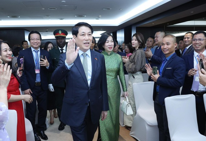 El presidente Luong Cuong y su esposa asisten a una reunión con el personal de la Embajada y la comunidad vietnamita en Angola. (Foto: VNA) El presidente Luong Cuong y su esposa asisten a una reunión con el personal de la Embajada y la comunidad vietnamita en Angola. (Foto: VNA)