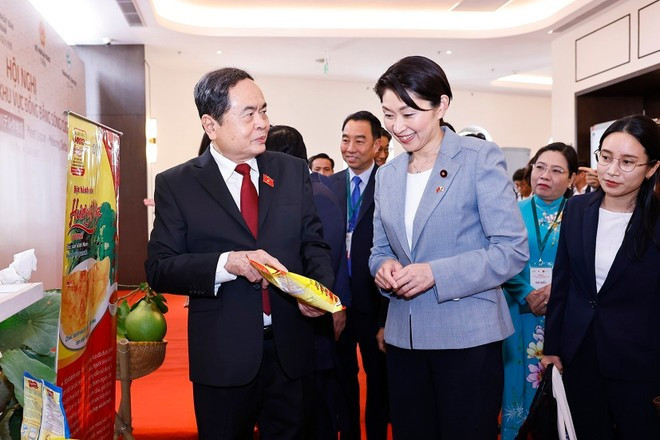El presidente de la Asamblea Nacional de Vietnam, Tran Thanh Man, y la presidenta de la Alianza Parlamentaria de Amistad Japón-Vietnam, Obuchi Yuko, visitan una exposición en la cita (Foto: VNA) El presidente de la Asamblea Nacional de Vietnam, Tran Thanh Man, y la presidenta de la Alianza Parlamentaria de Amistad Japón-Vietnam, Obuchi Yuko, visitan una exposición en la cita (Foto: VNA)