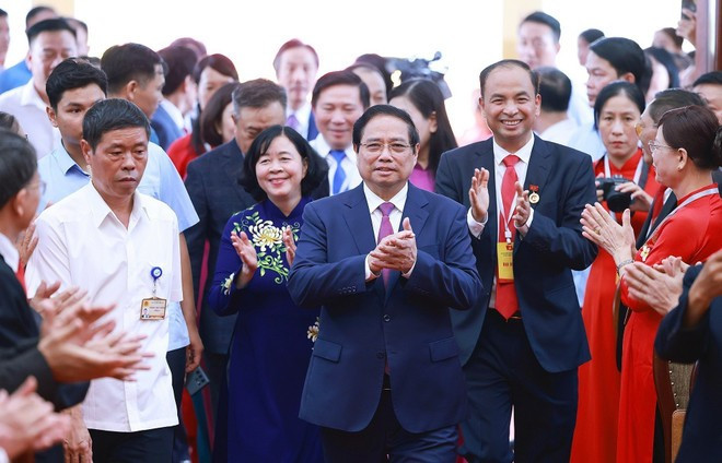 El primer ministro vietnamita, Pham Minh Chinh, y delegados. (Fuente: VNA) El primer ministro vietnamita, Pham Minh Chinh, y delegados. (Fuente: VNA)
