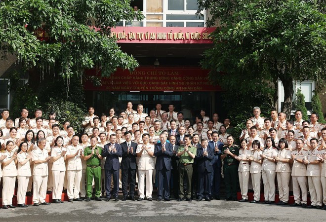 El secretario general del Partido Comunista de Vietnam, To Lam, y los delegados (Foto: VNA) El secretario general del Partido Comunista de Vietnam, To Lam, y los delegados (Foto: VNA)