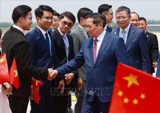 El primer ministro vietnamita, Pham Minh Chinh, llega a Tianjin para su participación en la XVI Reunión Anual de los Nuevos Campeones del Foro Económico Mundial y su visita de trabajo a China (Foto: VNA) El primer ministro vietnamita, Pham Minh Chinh, llega a Tianjin para su participación en la XVI Reunión Anual de los Nuevos Campeones del Foro Económico Mundial y su visita de trabajo a China (Foto: VNA)