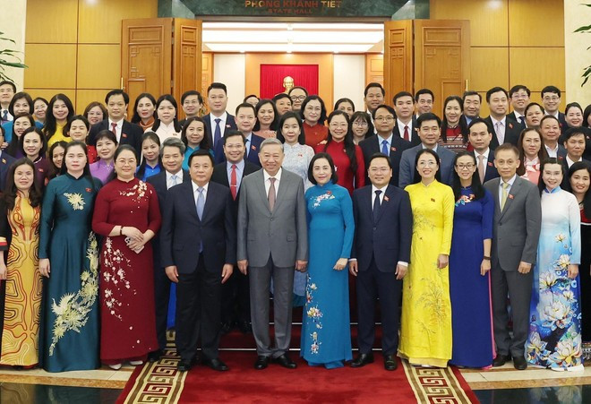 El secretario general del Partido Comunista de Vietnam (PCV), To Lam, y delegados. (Fuente: VNA) El secretario general del Partido Comunista de Vietnam (PCV), To Lam, y delegados. (Fuente: VNA)