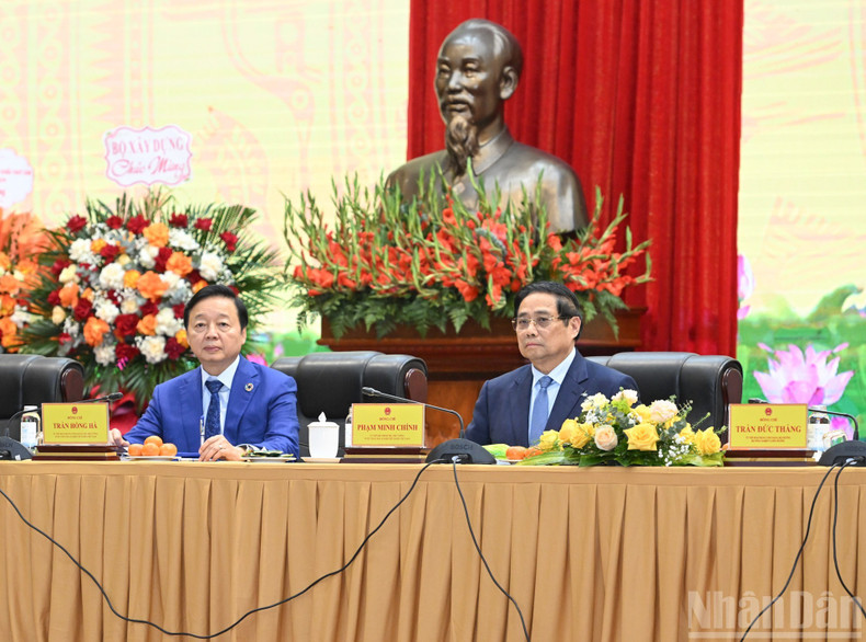 El premier Pham Minh Chinh asiste a la conferencia.