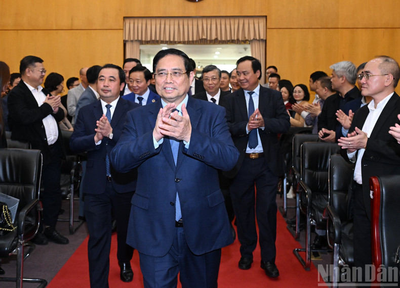 El premier Pham Minh Chinh interviene al evento.