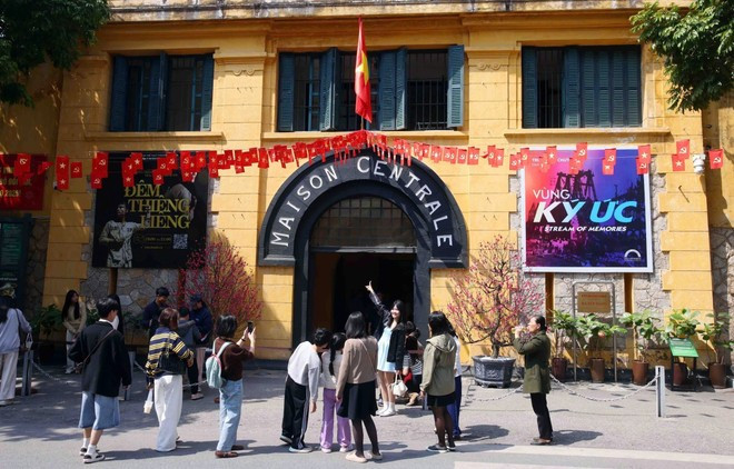 Los sitios históricos atraen a jóvenes que vienen a visitarlos y aprender durante la festividad del Tet. Foto: VNA