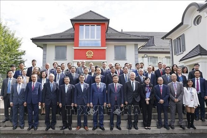 El presidente de la Asamblea Nacional vietnamita, Tran Thanh Man, y los delegados posan para una foto de grupo. Foto: VNA El presidente de la Asamblea Nacional vietnamita, Tran Thanh Man, y los delegados posan para una foto de grupo. Foto: VNA