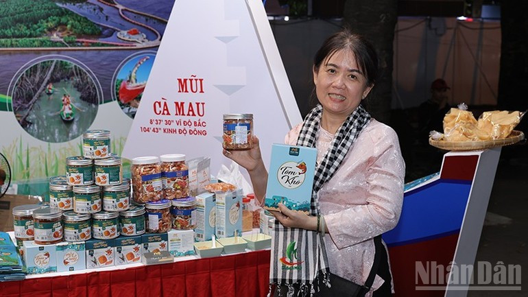 Presentación de productos locales en el 21 Festival de Turismo de Ciudad Ho Chi Minh.