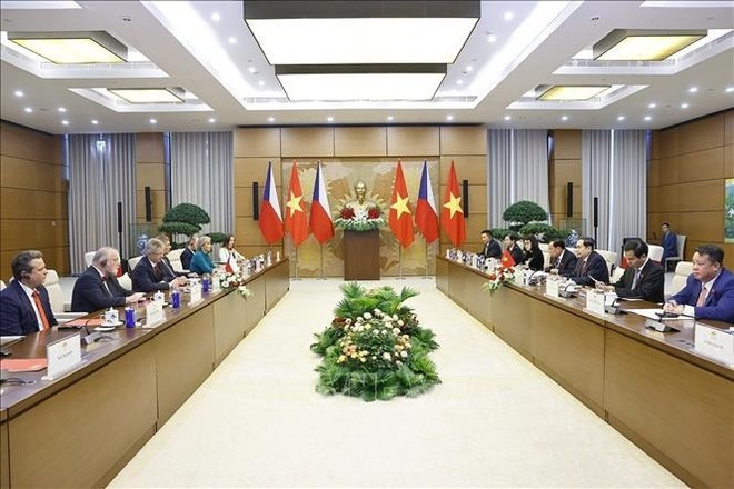 El presidente de la Asamblea Nacional de Vietnam, Tran Thanh Man, y el presidente del Senado de la República Checa, Milos Vystrcil, en la conversación oficial. (Foto: VNA)