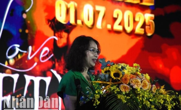 La Artista de Mérito Nguyen Thi Hoi An, subdirectora del Servicio de Cultura, Deportes y Turismo de Da Nang, habla en la cita. La Artista de Mérito Nguyen Thi Hoi An, subdirectora del Servicio de Cultura, Deportes y Turismo de Da Nang, habla en la cita.