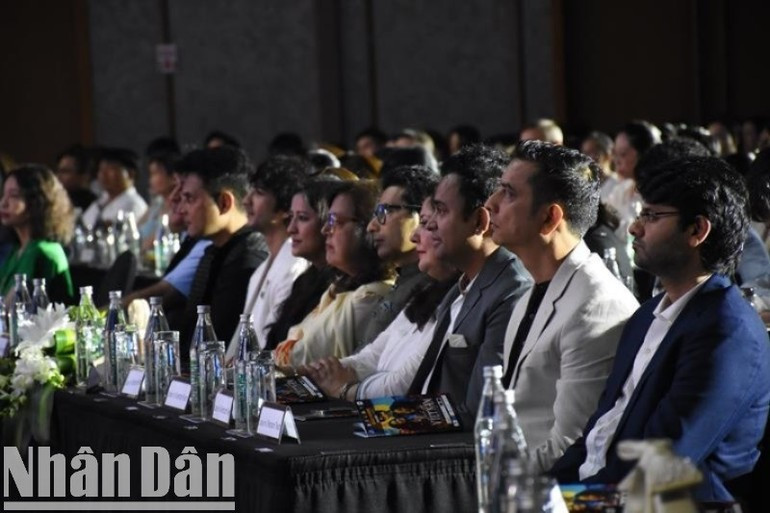 La proyección es presenciada por numerosos invitados de la India. La proyección es presenciada por numerosos invitados de la India.
