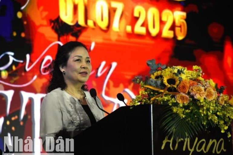 La doctora Ngo Phuong Lan, presidenta de la Asociación para la Promoción del Desarrollo Cinematográfico de Vietnam, habla en la cita. La doctora Ngo Phuong Lan, presidenta de la Asociación para la Promoción del Desarrollo Cinematográfico de Vietnam, habla en la cita.