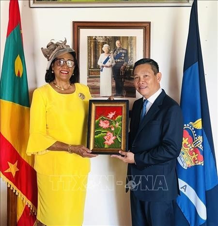 El embajador de Vietnam en Venezuela, concurrente en Granada, Vu Trung My, entrega un recuerdo a la gobernadora general de Granada, Cecile La Grenade. (Foto cortersía de la Embajada vietnamita en Venezuela) El embajador de Vietnam en Venezuela, concurrente en Granada, Vu Trung My, entrega un recuerdo a la gobernadora general de Granada, Cecile La Grenade. (Foto cortersía de la Embajada vietnamita en Venezuela)