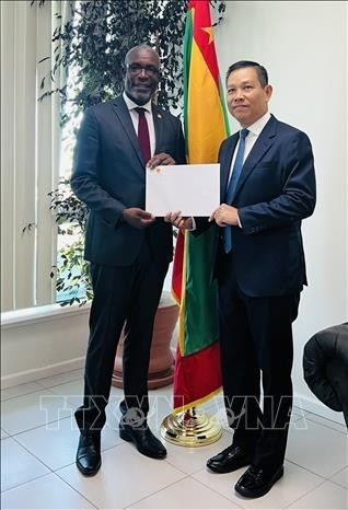 El embajador de Vietnam en Venezuela, concurrente en Granada, Vu Trung My, entrega una copia de sus cartas credenciales al ministro de Relaciones Exteriores, Comercio Internacional y Desarrollo de las Exportaciones de Granada, Joseph Andall. (Fuente:Embajada) El embajador de Vietnam en Venezuela, concurrente en Granada, Vu Trung My, entrega una copia de sus cartas credenciales al ministro de Relaciones Exteriores, Comercio Internacional y Desarrollo de las Exportaciones de Granada, Joseph Andall. (Fuente:Embajada)