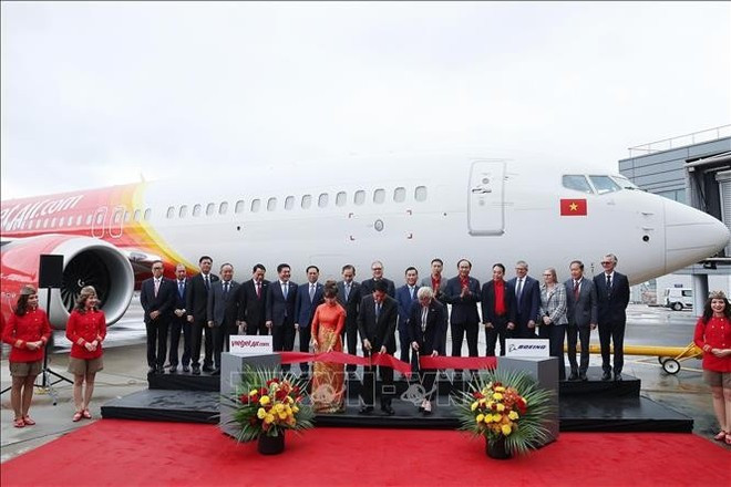 El presidente de Vietnam, Luong Cuong, presencia la firma del acuerdo de entrega del primer Boeing 737 -8 entre Boeing Corporation y Vietjet Air. (Fuente: VNA) El presidente de Vietnam, Luong Cuong, presencia la firma del acuerdo de entrega del primer Boeing 737 -8 entre Boeing Corporation y Vietjet Air. (Fuente: VNA)