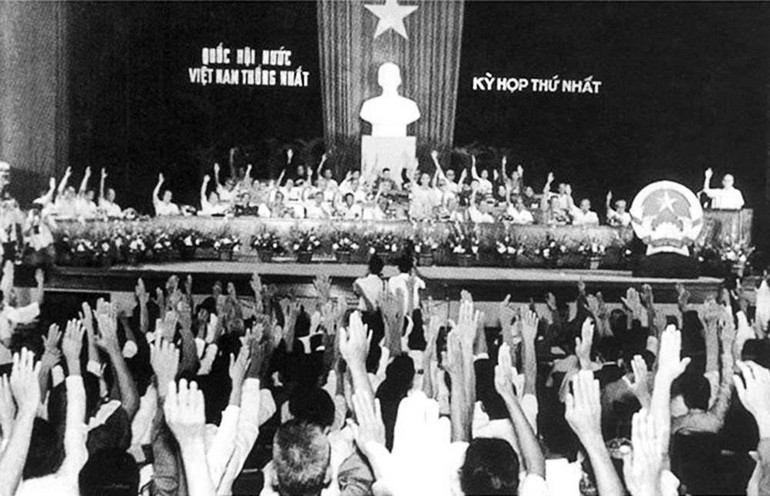 La Asamblea Nacional aprueba la bandera, el escudo y el himno nacionales en la primera sesión de la Asamblea Nacional unificada, el 2 de junio de 1976.