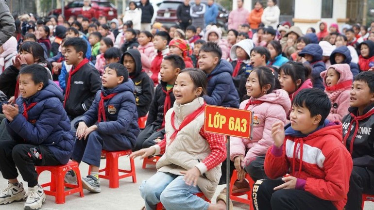 Los estudiantes se muestran entusiasmados con los espectáculos de marionetas.