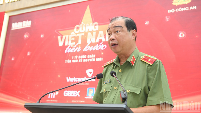 El general de brigada Le Hong Hiep, subjefe del Departamento de Trabajo Político del Ministerio de Seguridad Pública, toma la palabra en la cita. El general de brigada Le Hong Hiep, subjefe del Departamento de Trabajo Político del Ministerio de Seguridad Pública, toma la palabra en la cita.