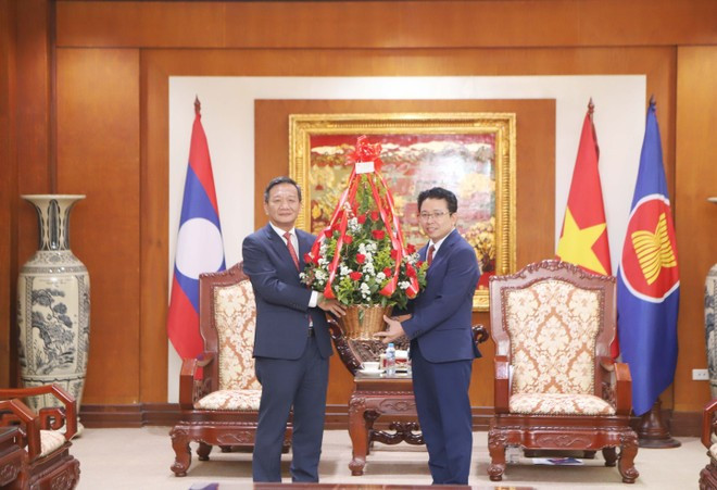 El embajador de Vietnam en Laos, Nguyen Minh Tam, recibe al viceministro de Relaciones Exteriores de Laos Phongsamout Anlavan. (Foto: VNA)