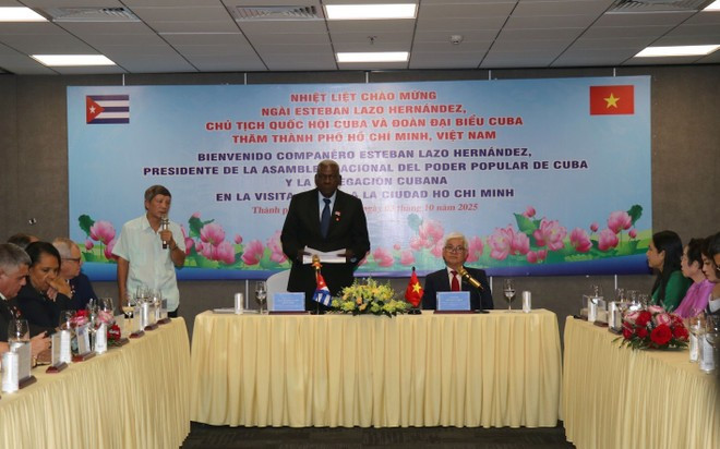 El presidente de la Asamblea Nacional del Poder Popular y del Consejo de Estado de Cuba, Esteban Lazo Hernández, realiza una visita de trabajo a Ciudad Ho Chi Minh el 3 de octubre. (Foto: VNA) El presidente de la Asamblea Nacional del Poder Popular y del Consejo de Estado de Cuba, Esteban Lazo Hernández, realiza una visita de trabajo a Ciudad Ho Chi Minh el 3 de octubre. (Foto: VNA)